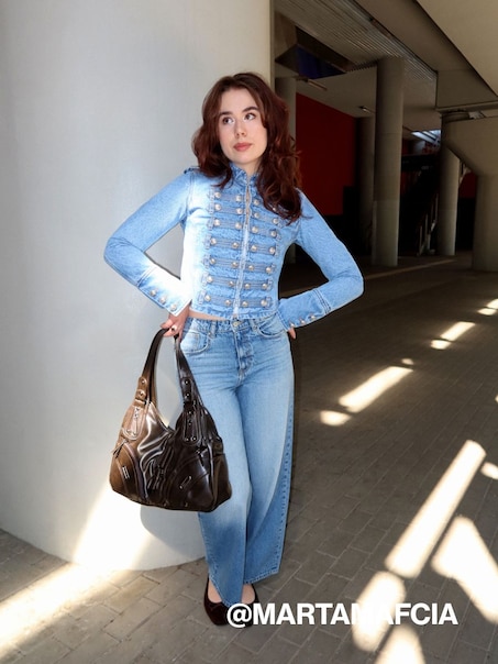 Niebieska jeansowa kurtka typu napoleon jacket