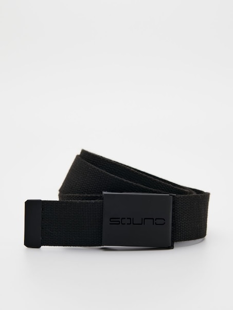 Materiałowy pasek z metalową klamrą