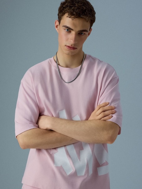 Jasnoróżowa koszulka z napisem Chosen w stylu graffiti