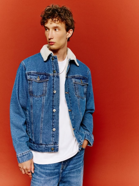 Niebieska kurtka jeansowa z kołnierzem sherpa