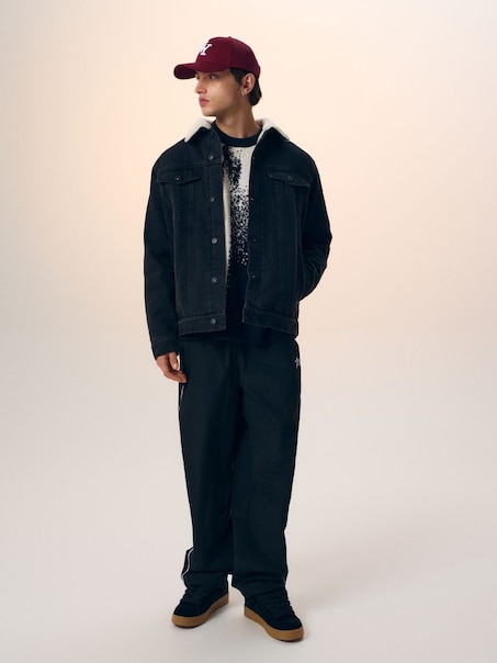 Czarna kurtka jeansowa z kołnierzem sherpa
