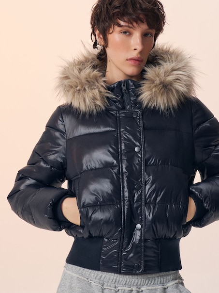 Błyszcząca kurtka puffer z odpinanym futerkiem przy kapturze czarna