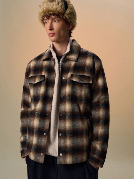 Kurtka koszulowa w kremowo-brązową kratę