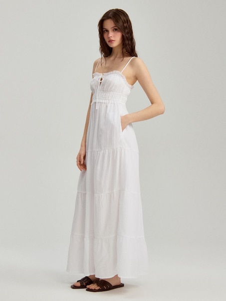Biała sukienka maxi fit&flare z kieszeniami i falbanami