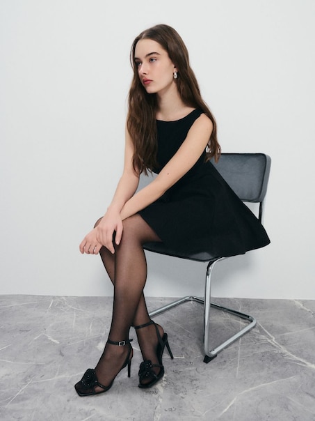 Czarne sandały na obcasie z kwiatkiem