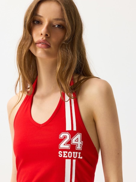 Czerwony top z nadrukiem 24 Seoul