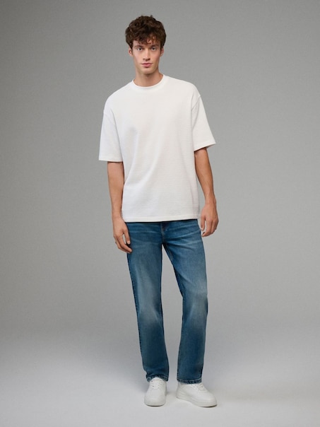 Granatowe jeansy straight fit z przetarciami