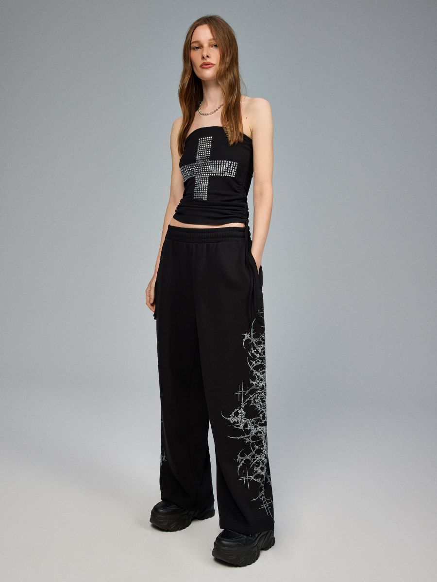 Czarne spodnie dresowe wide leg z gotyckim nadrukiem - czarny - HOUSE