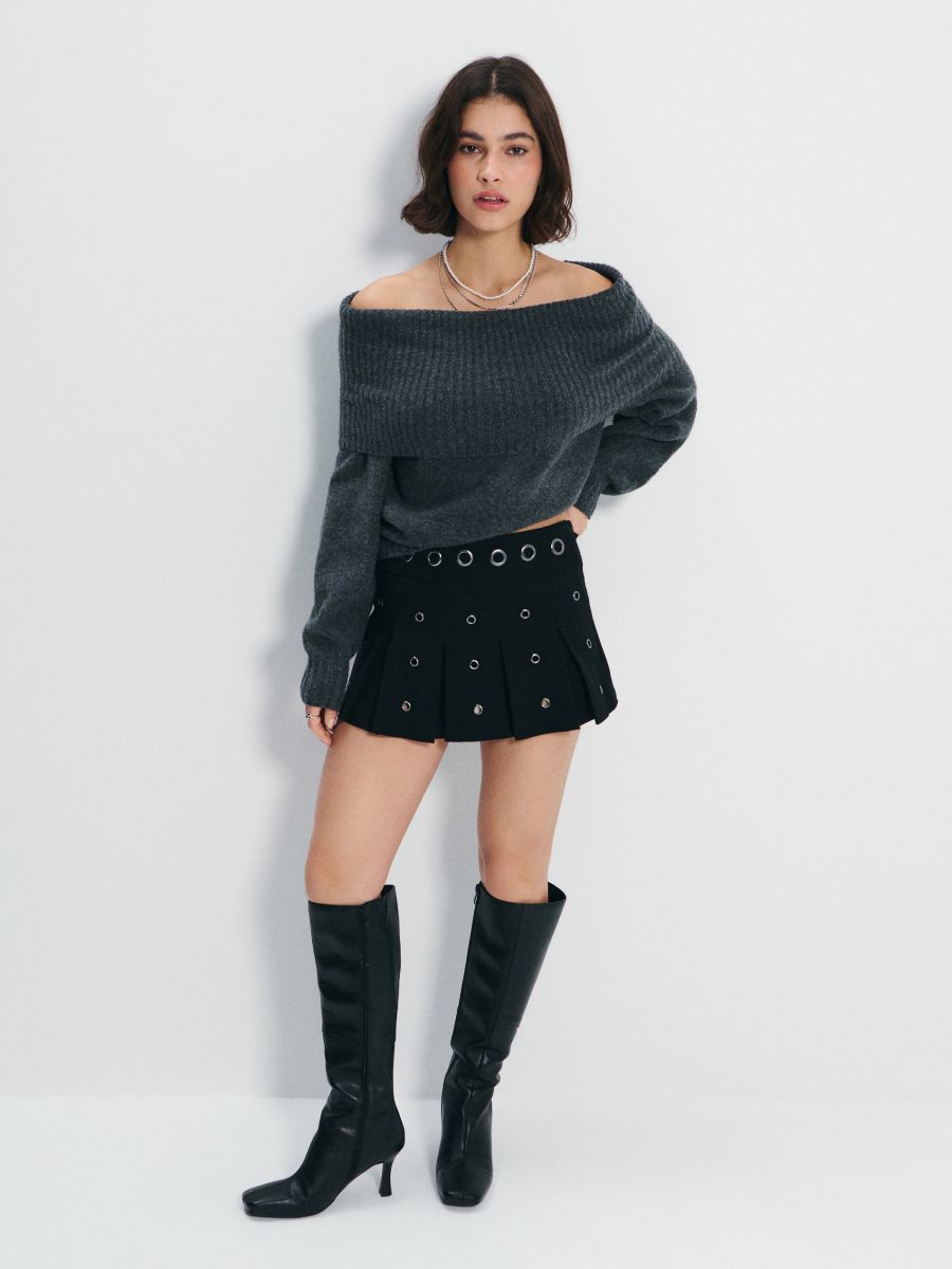 Czarne plisowane spódnico-spodenki z metalowymi oczkami - czarny - HOUSE