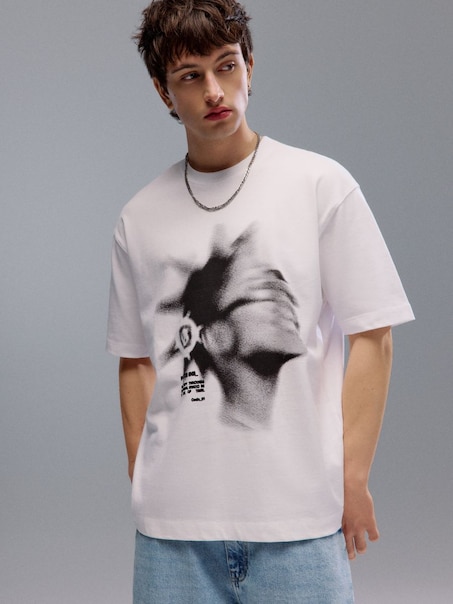 Biała koszulka z rozmazanym nadrukiem twarzy