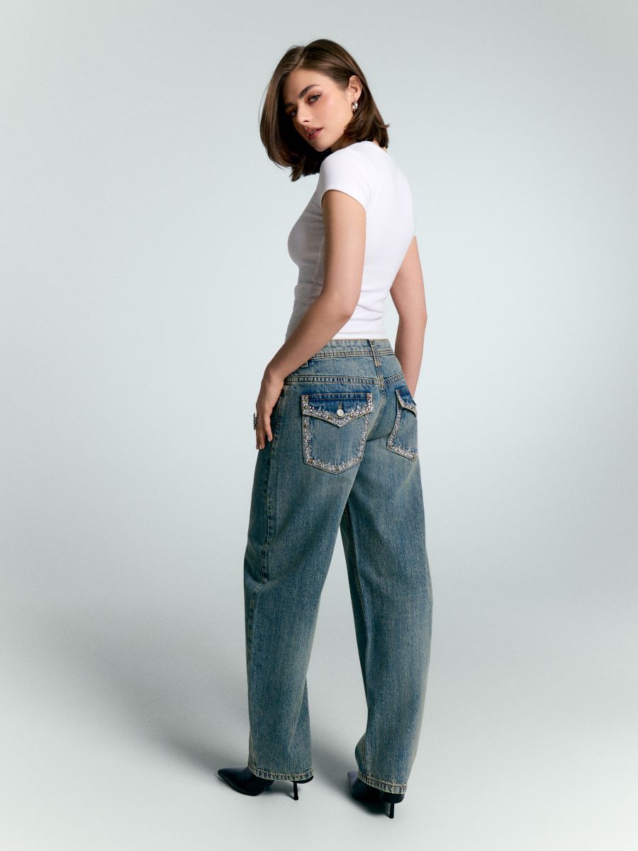 Niebieskie jeansy bootcut baggy fit z ozdobami na tylnych kieszeniach - indigo jeans - HOUSE