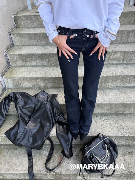 Ciemnogranatowe jeansy bootcut z niskim stanem i klapkami na kieszeniach