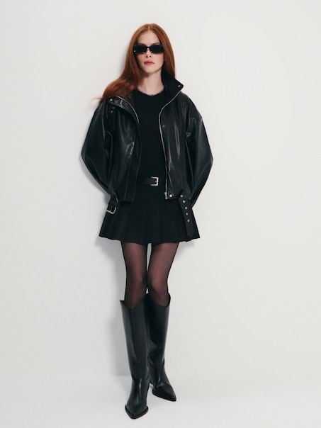 Pilisowana czarna spódniczka z paskiem i szortami wewnątrz