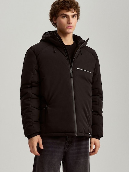 Czarna kurtka z kapturem i wysokim kołnierzem