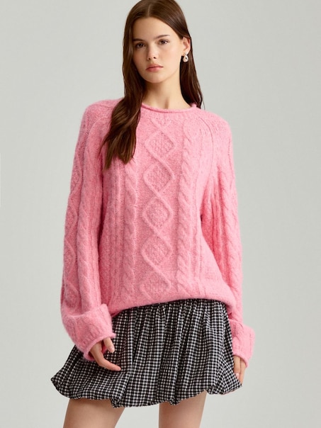 Luźny sweter różowy o plecionej strukturze