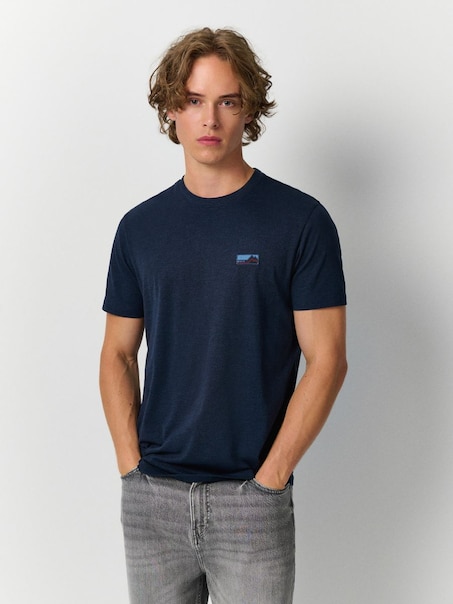 Granatowa koszulka z naszywką