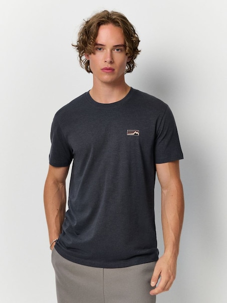 Футболка з аплікацією