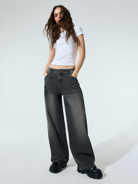 Grafitowe jeansy straight fit z haftem tribal