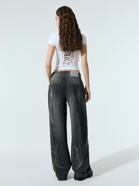 Grafitowe jeansy straight fit z haftem tribal