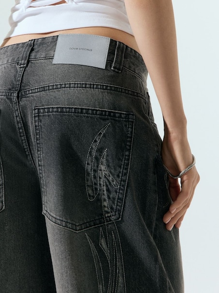 Grafitowe jeansy straight fit z haftem tribal