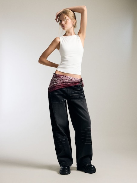 Czarne jeansy straight fit z haftem tribal