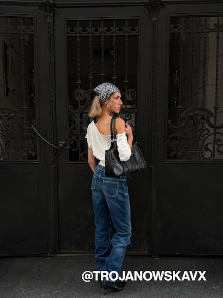 Niebieskie jeansy bootcut z niskim stanem i wiązaniem z przodu