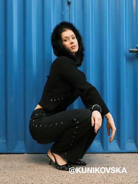 Czarne jansy baggy z ćwiekami z boku i gwiazdkami na tyle