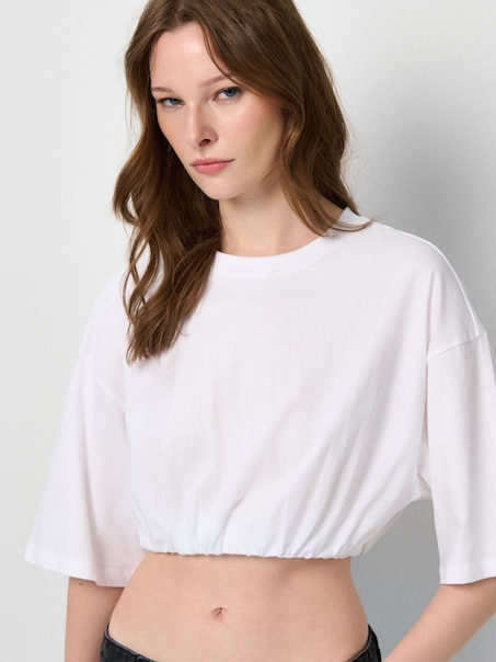 Krótka biała koszulka z gumką na dole