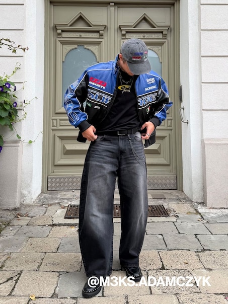 Czarne jeansy baggy z motywem skrzydeł