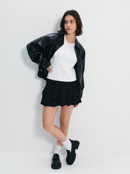 Czarne byłszczące spódnico-spodenki z falbankami