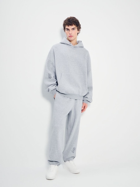 Jasnoszare spodnie dresowe z haftem w stylu graffiti
