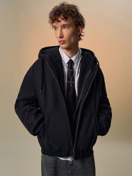 Czarna kurtka z kapturem