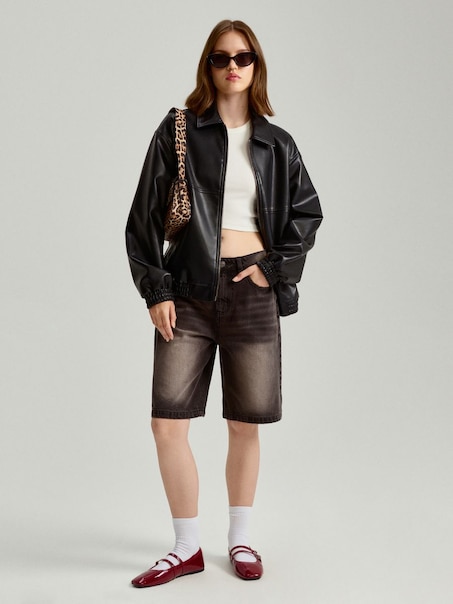 Czarna kurtka bomber dad fit z imitacji skóry