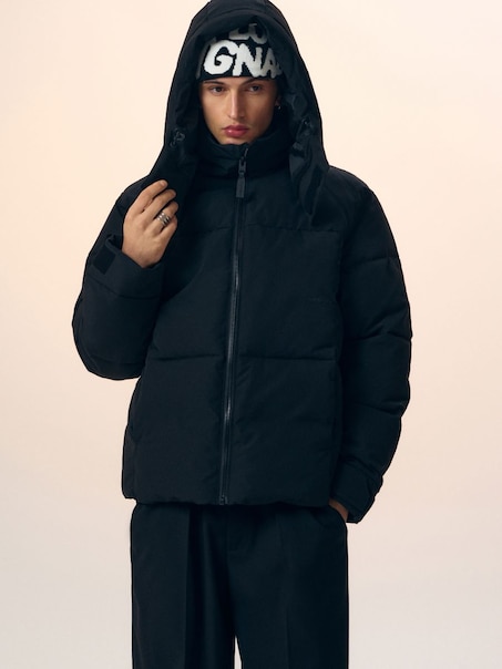 Czarna pikowana kurtka zimowa z kapturem