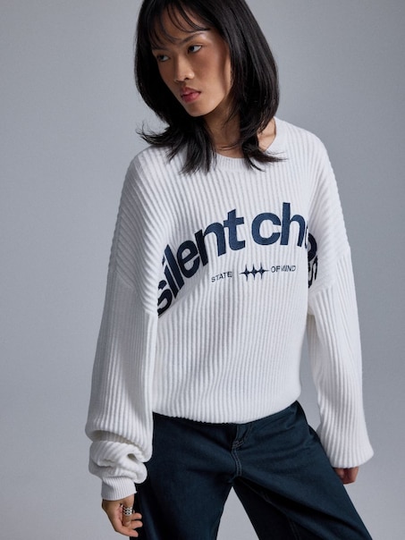 Sweter z napisem Silent Chaos kremowy