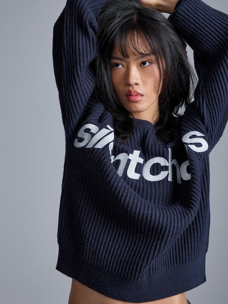 Sweter z napisem Silent Chaos granatowy