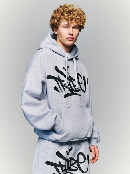 Jasnoszara bluza z nadrukiem w stylu graffiti