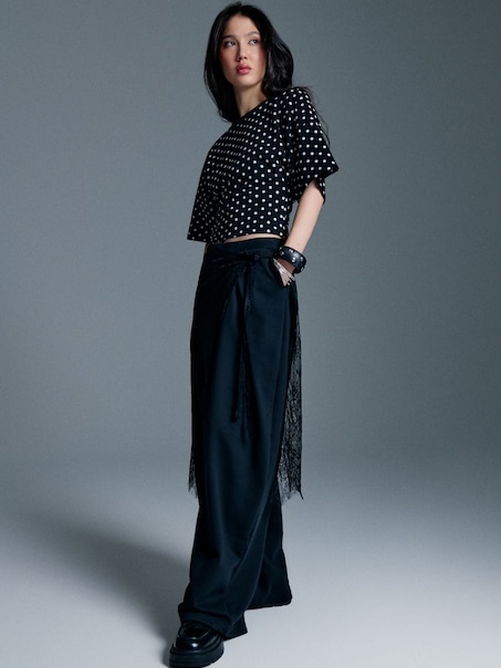 Czarna koszulka w białe kropki