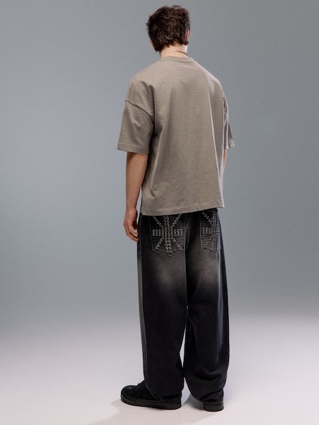 Czarne jeansy baggy loose fit z metalowymi oczkami na tylnych kieszeniach