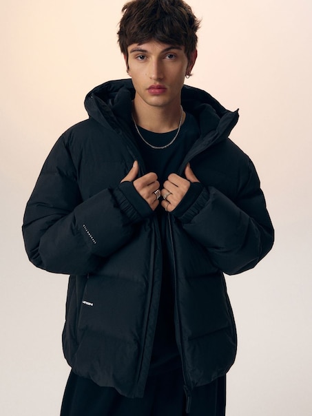 Pikowana kurtka z kapturem i naturanym puchem czarna