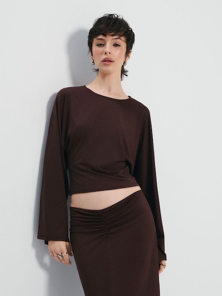 Brązowa koszulka z długim i szerokim rękawem