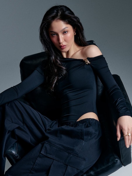 Czarne body z opuszczonym dekoltem i złotym elementem