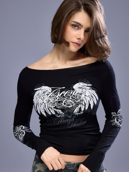 Czarna koszulka z długim rękawem i nadrukiem skrzydeł
