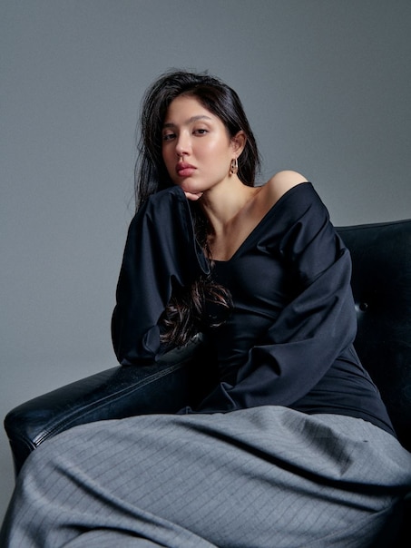 Dopsaowana koszulka z szerokim rękawem czarna