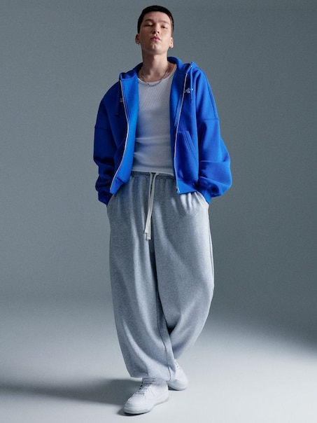 Rozpinana granatowa bluza z kapturem i motywami w stylu motoryzacyjnym