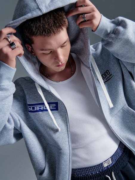 Rozpinana jasnoszara bluza z kapturem i motywami w stylu motoryzacyjnym