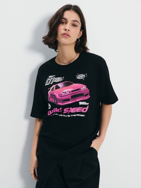 Czarna koszulka z nadrukiem rózowego samochodu