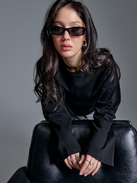 Czarna koszulka z długim rękawem i marszczeniami