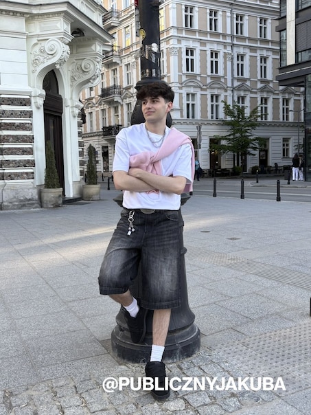 Czarne szorty jeansowe skater fit z efektem sprania