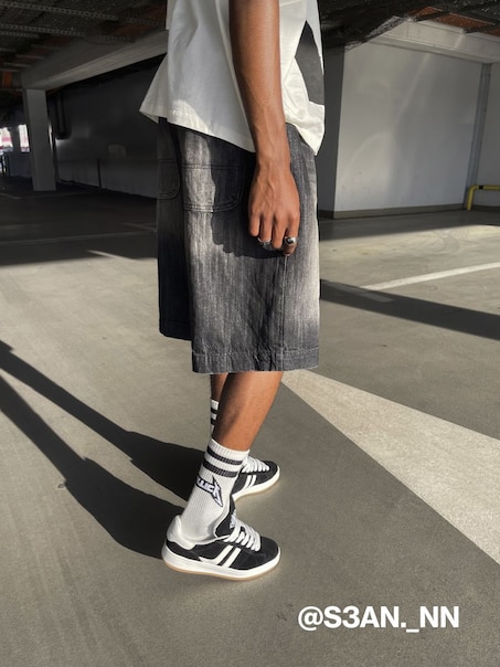 Czarne szorty jeansowe skater fit z efektem sprania